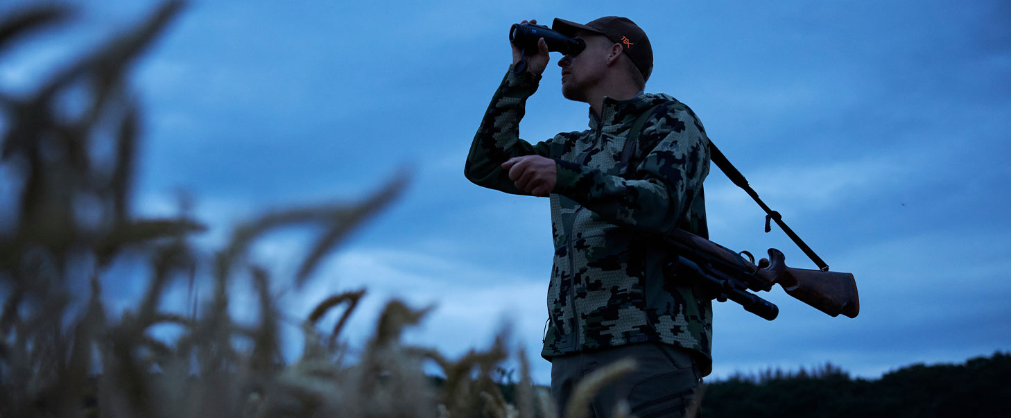 Billede af nattekikkert/spotter som en jæger bruger